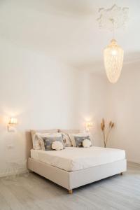 卡洛福泰VALÚ的白色的带吊灯的客房内的白色床