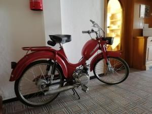 马莱斯韦诺斯塔加尼松酒店的停在房间里的一辆红色摩托车