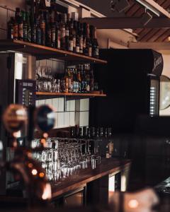 塔那比Tärnaby Sporthotell的吧台上有很多眼镜的酒吧