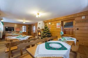 Białka TatrzanskaDom Wypoczynkowy u Matysów的用餐室配有桌子和圣诞树