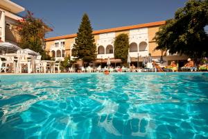 伊利索斯卡桑德拉公寓式酒店的酒店前的游泳池