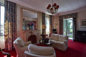 圣雷莫德隆德雷斯格兰德酒店的带沙发和壁炉的客厅