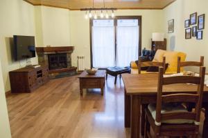 莱斯Apartamento Toran的客厅配有沙发和桌子