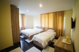 KhuloKhikhani Palace的酒店客房设有两张床和电视。