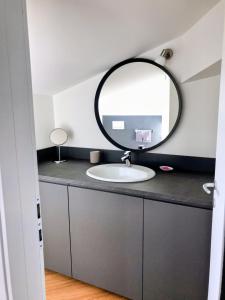 蒙扎Monza Apartments的浴室设有水槽和镜子,位于柜台上