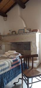 库特罗菲安诺Otium Salento的配有桌椅和壁炉的客房