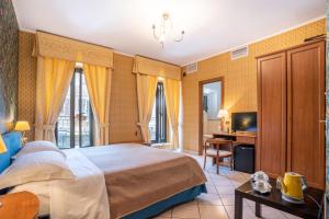 马尔塔洛坎达达奥塞罗酒店的酒店客房,配有床和电视