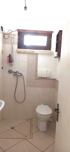 库特罗菲安诺Otium Salento的带淋浴、卫生间和盥洗盆的浴室