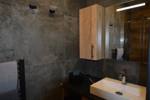 穆然Les villas du Golf Mougins的一间带水槽和镜子的浴室
