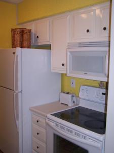 阿兰瑟斯港Mustang Bungalow 4MI的厨房配有白色橱柜和白色炉灶烤箱。