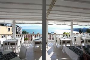 安塔利亚巴克斯彭欣酒店的一间设有白色桌椅的海洋餐厅