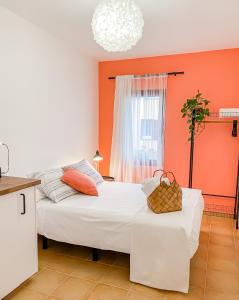 科拉雷侯Habitación Privada + Baño Privado en la vivienda的橙色墙壁客房的两张床