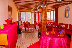 伊姆利尔里亚德阿特拉斯图卜卡勒酒店的一间餐厅,房间内设有红色的桌椅