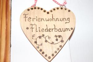 明辛Brombergerhof Münsing的木心挂在门上,字词改变着头饰