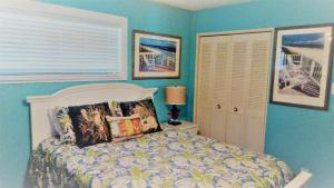 阿兰瑟斯港Vista del Mar 505BH的一间卧室配有一张蓝色墙壁的床