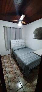 伊利亚贝拉chalé do Radiola的一间卧室配有一张床和吊扇