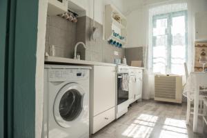 MindszentVánkos Vendégház的洗衣房配有洗衣机和烘干机