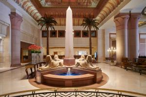 开罗开罗城市之星洲际酒店 的大厅,大楼中央有一个喷泉