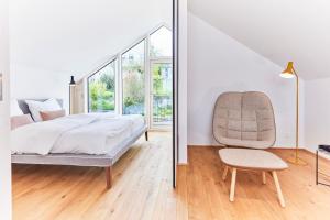 卡珀尔恩Netzschuppen的一间卧室配有一张床和一把椅子