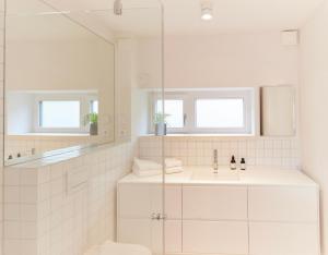 卡珀尔恩Netzschuppen的白色的浴室设有水槽和镜子