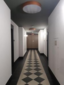 科沃布热格Mazowiecka Park的走廊设有 ⁇ 形地板和天花板