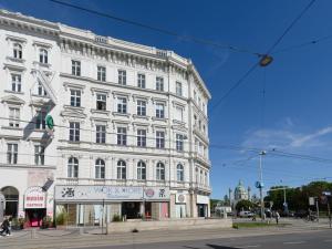 维也纳KH Opera Apartments的街道拐角处的白色大建筑