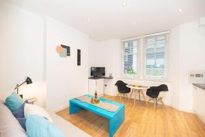 伦敦伦敦中心公寓 - 位置优越 的客厅配有沙发和桌子