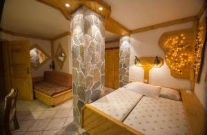 韦特Hotel & Restaurant Elbschetal的一间卧室设有一张床和石墙