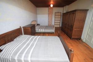 QueyssacVakantiehuis 10 personnes的一间卧室配有两张床和梳妆台。
