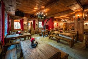 日基Pokoje w Oberży Czarny Groń的餐厅设有木桌,享有高空美景。