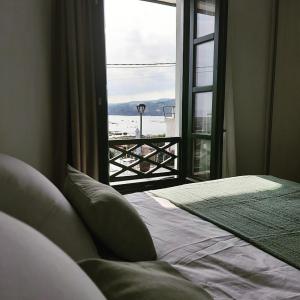 柯米拉斯Apartamentos El Muelle Comillas的一间卧室设有海景窗户