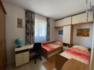 杜布罗夫尼克Apartment Sandra FREE PRIVATE PARKING的宿舍间设有两张床、一张书桌和一张书桌。
