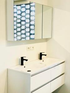 迪尔森-斯托科姆Domum的白色的浴室设有两个盥洗盆和镜子