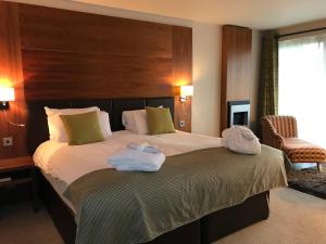 葛特纳格林经典英国格雷纳格林的史密斯酒店的酒店客房,配有带毛巾的床