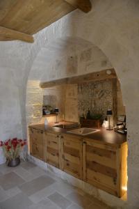 阿尔贝罗贝洛Dimore Barsento的一个带水槽和石墙的厨房