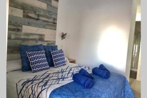 卡尔佩MIRADOR Sea View apartment的一间卧室配有一张带蓝色床单和枕头的床。