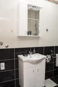 巴伊纳巴什塔CITY APARTMENT BB的浴室设有白色水槽和镜子
