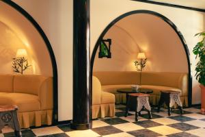 圣特罗佩Hotel la Ponche的一间设有两张沙发和一张桌子的房间