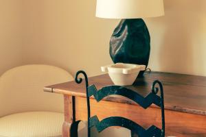 圣特罗佩Hotel la Ponche的桌子上放着一盏灯和一碗