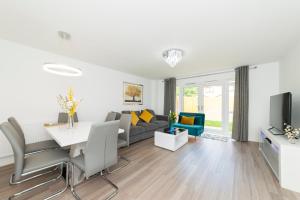 雷丁Greenfield Modern 3BR Home - Southcote lane , Reading的客厅配有沙发和桌子