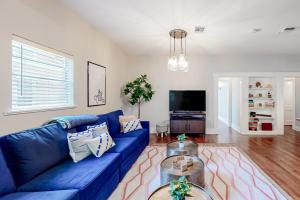 圣安东尼奥The Cedar House的客厅配有蓝色的沙发和电视