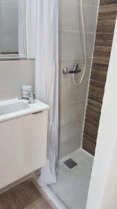 福恩吉罗拉Habitación independiente céntrica的带淋浴和盥洗盆的浴室