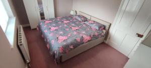 Old MaltonGreat base for a Yorkshire adventure的一间小卧室,配有一张粉红色的鲜花床