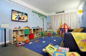 卢卡贝斯特韦斯特桂尼吉大酒店的一个带蓝色墙壁的儿童游戏室