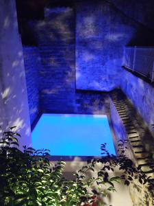 乌贝达Palacete Sol de Mayo的夜晚花园中间的一个蓝色泳池
