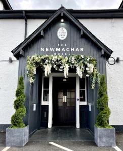 Newmacher尼马夏尔酒店的一座新造的玛格丽特的前门,上面有鲜花
