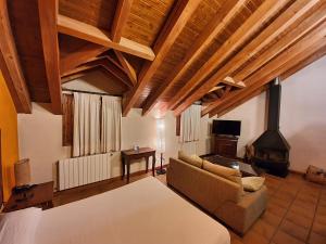 洛斯休特斯提瑞斯德莫亚酒店的带沙发和壁炉的客厅