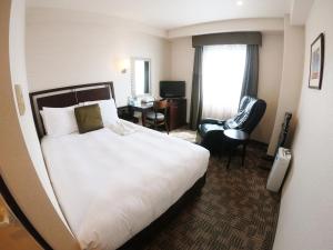 那霸那霸索尔维塔酒店的酒店客房带一张大床和一把椅子
