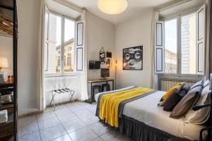 佛罗伦萨佛罗伦萨中心3B住宿加早餐旅馆的卧室配有一张床、一张书桌和窗户。