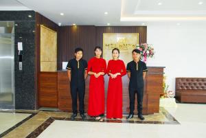 岑山Khách sạn Melanta Hotel - FLC Sầm Sơn的一群站在大厅里的人